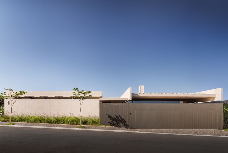 Modern Living: LC House in Lençóis Paulista