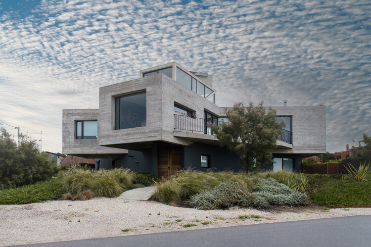 Crafting Mirador House: Embracing Panoramic Views in Mar del Plata, Argentina